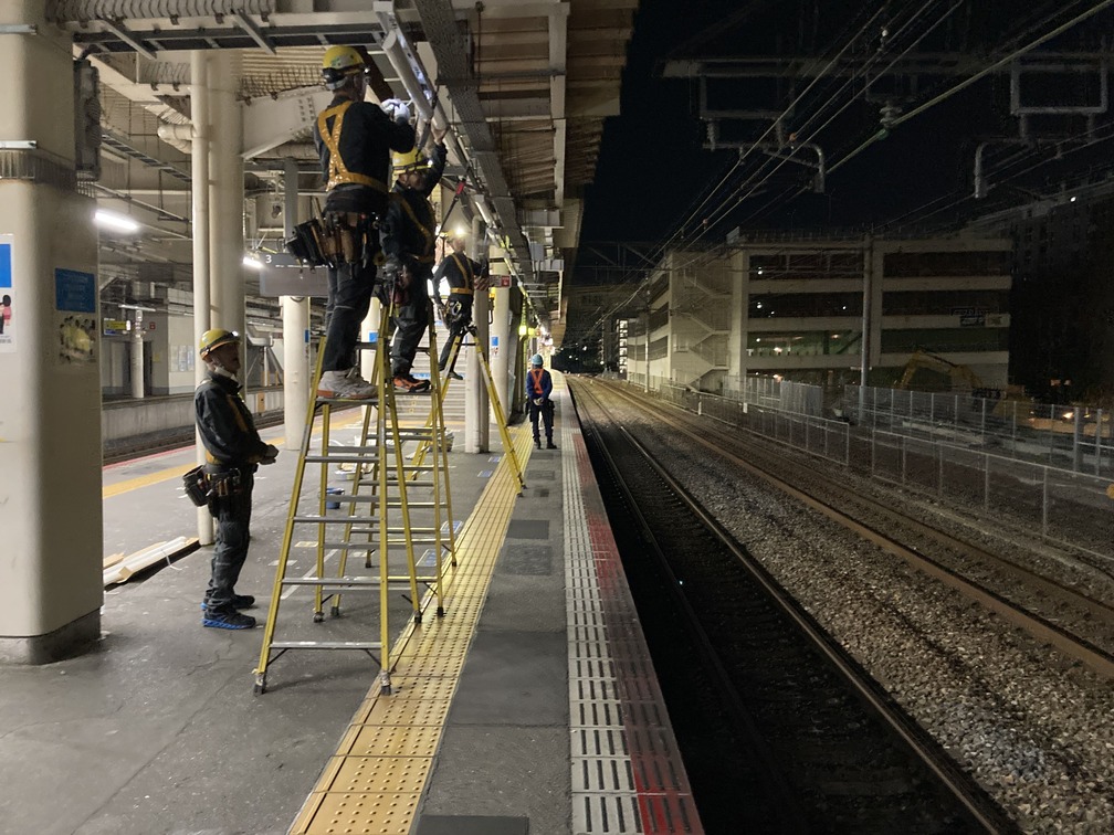 駅のホームで作業をするスタッフ達の写真